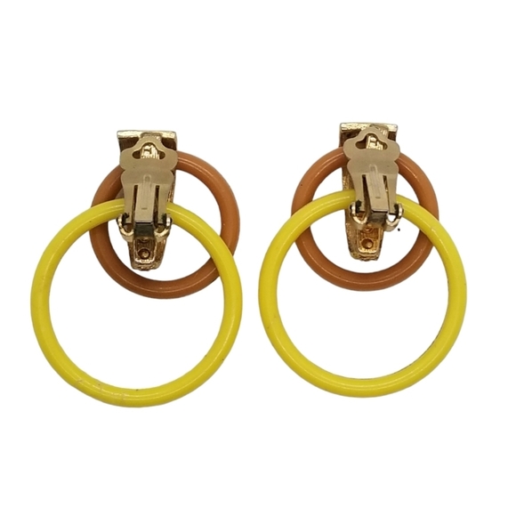 MODE ART VINTAGE 1960s ACRYLIC DOUBLE HOOP TWO TONE CLIP ON EARRINGS - Picture 4 of 5